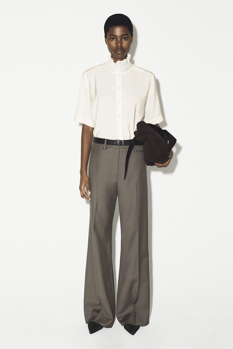 ラッフルカラーモーダルブラウス